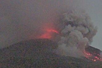 Gunung Merapi muntahkan Awan Panas Guguran (APG) pada Jumat (1/12). Foto: CCTV BPPTKG-Badan Geologi