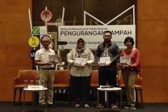 Para pembicara saat membedah riset "Potret Sampah 6 Kota" yang dibuat oleh Litbang Kompas bersama Net Zero Waste Management Consortium. Foto: Ist