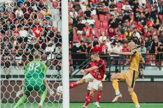 Striker Bali United IIija Spasojevic melepaskan tendangan ke arah gawang Dewa United yang dikawal Sonny Stevens di Stadion Kapten Dipta, Gianyar, Sabtu (29/7) sore. Foto: Facebook Bali United