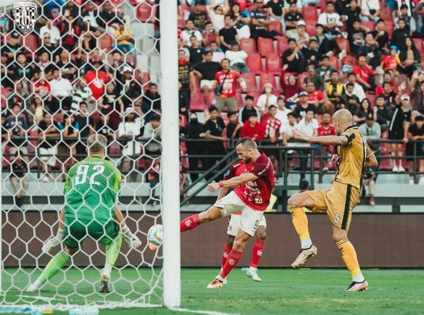 Striker Bali United IIija Spasojevic melepaskan tendangan ke arah gawang Dewa United yang dikawal Sonny Stevens di Stadion Kapten Dipta, Gianyar, Sabtu (29/7) sore. Foto: Facebook Bali United