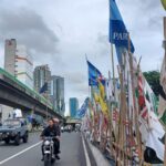 Sejumlah atribut partai politik bertengger di sepanjang fly over di kawasan Jalan Kapten Tendean, Mampang Prapatan dan Pancoran, Jakarta Selatan, Jumat (19/1) siang. Foto: Joesvicar Iqbal/ipol.id