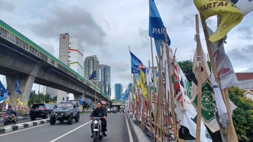 Sejumlah atribut partai politik bertengger di sepanjang fly over di kawasan Jalan Kapten Tendean, Mampang Prapatan dan Pancoran, Jakarta Selatan, Jumat (19/1) siang. Foto: Joesvicar Iqbal/ipol.id