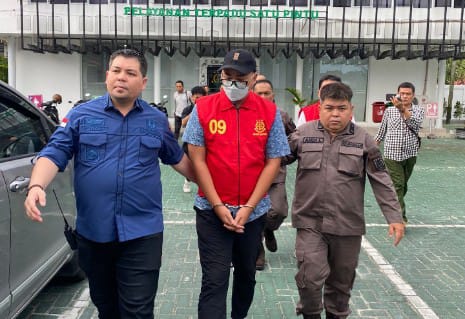 Penyidik pidana khusus Kejaksaan Tinggi Kalimantan Tengah (Kejati Kalteng) saat hendak menahan dua tersangka korupsi pengadaan Bahan Bakar Batubara untuk PT PLN (Persero) dari wilayah penambangan Kalteng Tahun 2022.