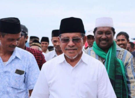 Gubernur Maluku Utara, Abdul Gani Kasuba (tengah).