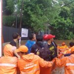 Sejumlah PPSU dan BPBD DKI Jakarta melakukan evakuasi warga yang kebanjiran di Jl. Nis, RT 003 RW 03, Kel. Cilandak Timur, Kec. Pasar Minggu, Jakarta Selatan, Minggu (7/1). Foto: Ist