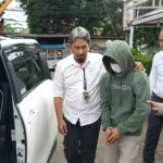 Kapolsek Kramat Jati Kompol, Tuti Aini dan jajaran berhasil meringkus pelaku pembunuhan berinisial DJ, 28, (hoodie sweater hijau) yang kabur ke kawasan Pamulang, Tangerang Selatan, Senin (8/1) siang. Foto: Joesvicar Iqbal/ipol.id