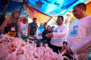 Penjabat (Pj) Gubernur Sulsel, Bahtiar Baharuddin usai melakukan pengecekan harga kebutuhan pokok di Pasar Lakessi Kota Parepare, Selasa, 9 Januari 2024. Foto/ist