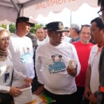 Penjabat (Pj) Gubernur Sulsel, Bahtiar Baharuddin usai  melakukan pengecekan harga kebutuhan pokok di Pasar Lakessi Kota Parepare, Selasa, 9 Januari 2024. Foto/ist