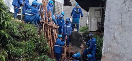 Turap saluran penghubung (Phb) Penganten Ali di RW 06, Kelurahan/Kecamatan Ciracas, Jakarta Timur, yang longsor pada Kamis (12/1) lalu, kini menunggu proses lelang untuk dilakukan perbaikan. Foto: Ist