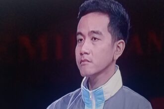 Cawapres nomor urut 2, Gibran Rakabuming dengan tampilan yang menunjukan fashion politisi muda.(foto screenshot YT)