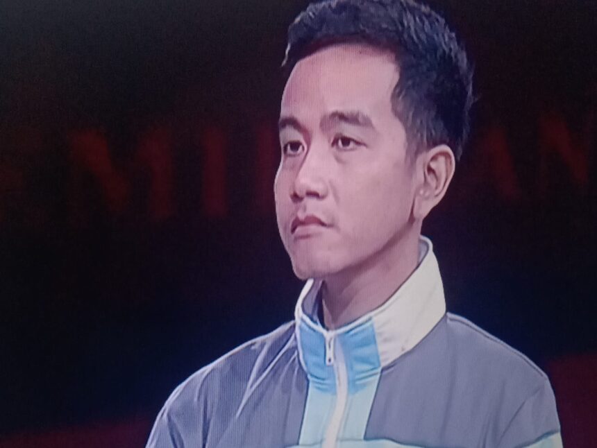 Cawapres nomor urut 2, Gibran Rakabuming dengan tampilan yang menunjukan fashion politisi muda.(foto screenshot YT)