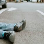 Ilustrasi - Dalam berkendara di jalan raya, para pengendara kendaraan roda dua dan empat diimbau oleh polisi untuk selalu berhati-hati dan mematuhi rambu-rambu lalu lintas. Foto: Freepik