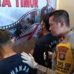 Kapolsek Cakung, Kompol Panji Ali Chandra saat meminta keterangan pada empat tersangka bajing loncat dan penadah dalam gelar kasus kejahatan jalanan di Mapolsek Cakung, Jakarta Timur, Jumat (26/1) siang. Foto: Joesvicar Iqbal/ipol.id