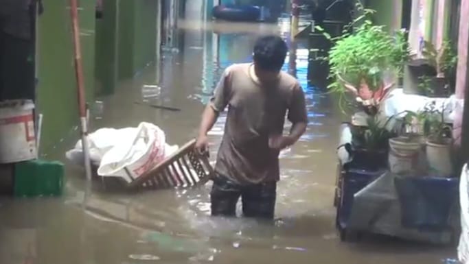 Hujan deras membuat aliran Sungai Ciliwung meluap dan membanjiri permukiman warga Kebon Pala, Jatinegara, Jakarta Timur, Rabu (31/1). Foto: Dok/ipol.id