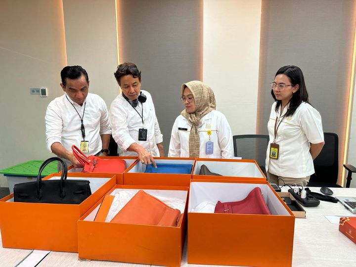 Pusat Pemulihan Aset Kejaksaan Agung dan Kantor Pelayanan Kekayaan Negara dan Lelang (KPKNL) Jakarta IV bekerja sama dengan PT Pegadaian terkat pengecekan kondisi fisik barang lelang berupa tas mewah. Foto: PT Pegadaian