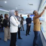 Kepala BPH Migas Erika Retnowati mendengarkan penjelasan distribusi BBM oleh Direktur Utama Pertamina Patra Niaga Riva Siahaan mengenai stok BBM melalui layar monitor Pertamina Integrated Enterprise Data & Command Center (PIEDCC) di Grha Pertamina, Jakarta, Rabu (10/1/2024). Foto: Dok Pertamina
