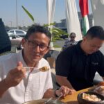 Menparekraf Sandiaga Uno saat bertandang ke retoran Indonesia di Dubai.