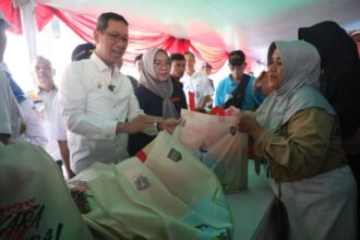 Penjabat (Pj) Gubernur DKI Jakarta, Heru Budi Hartono didampingi Wali Kota Jakarta Timur, M Anwar, Kepala Dinas Ketahanan Pangan, Kelautan, dan Pertanian (KPKP) Jakarta, Suharini Eliawati dan Camat Cakung, Fajar Eko Satrio melihat langsung penyaluran sembako murah di wilayah Kecamatan Cakung, Jakarta Timur, Rabu (31/1). Foto: Ist