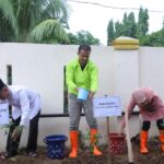 Wali Kota Jakarta Timur, M. Anwar dan jajaran bersama Ketua Yayasan Bhayangkara Masjid Al-Ihsan, Suharto serta pengurus saat menghijaukan halaman Masjid Al-Ihsan, Kelurahan Cipinang, Kecamatan Pulogadung, Jumat (12/1), dengan sejumlah bibit cabai. Foto: Ist