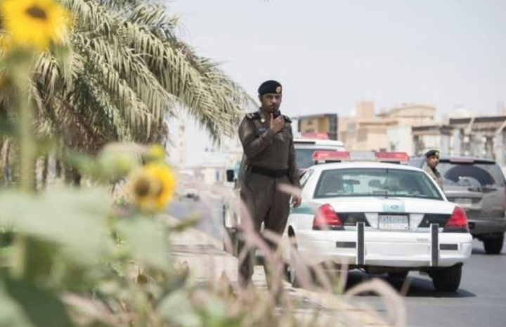 Polisi Kerajaan Arab Saudi melakukan razia keimigrasian. Foto: Saudi Gazette