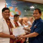 Direktur Utama PT Nayaka Era Husada, Bambang Wahyudiono, saat menyerahkan sertifikat akreditasi paripurna dari Kementerian Kesehatan Republik Indonesia untuk 55 kliniknya yang tersebar di berbagai wilayah pulau Jawa, Sumatera dan Nusa Tenggara Barat (NTB). Foto: Ist