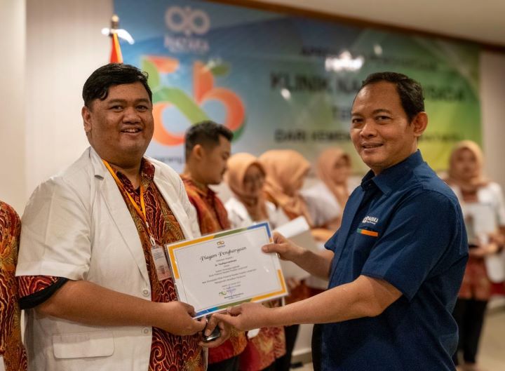 Direktur Utama PT Nayaka Era Husada, Bambang Wahyudiono, saat menyerahkan sertifikat akreditasi paripurna dari Kementerian Kesehatan Republik Indonesia untuk 55 kliniknya yang tersebar di berbagai wilayah pulau Jawa, Sumatera dan Nusa Tenggara Barat (NTB). Foto: Ist