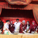 Dumpling Cooking Demo bersama Chef Yongki Gunawan didampingi oleh Rietta Amilia (Mama Rietta) dan Desiree Tarigan (Mamitoko). (ist./dok. Mal Ciputra Jakarta)
