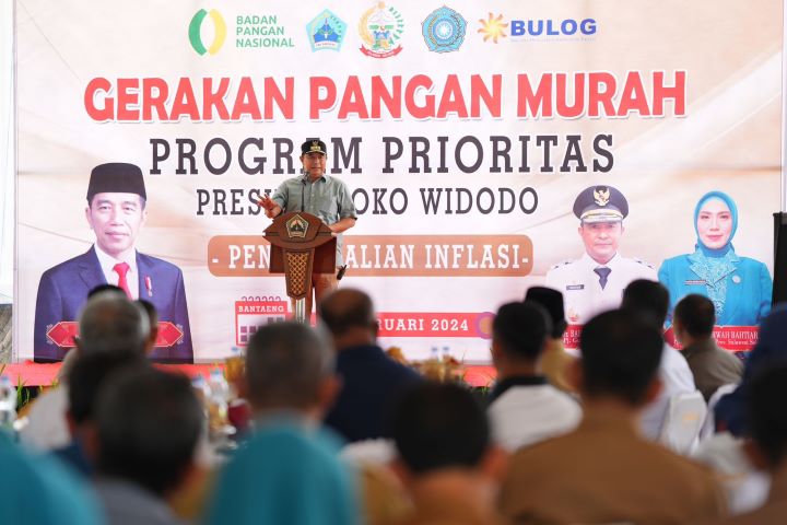 Penjabat Gubernur Sulsel, Bahtiar Baharuddin kembali menyerahkan bantuan yang sama untuk warga miskin di Kabupaten Bantaeng. Penyerahan bantuan dipusatkan di Pelataran Lapangan Seruni, Kabupaten Bantaeng, Sabtu, 3 Februari 2024.