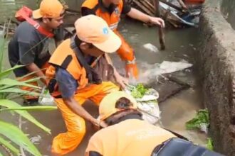 Sejumlah petugas Penanganan Prasarana dan Sarana Umum (PPSU) berupaya memperbaiki tanggul jebol pada Kali Cipinang di Jalan Irigasi I, Kelurahan/Kecamatan Makasar, Jakarta Timur, pada Kamis (1/2). Foto: Joesvicar Iqbal/ipol.id