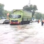 Suasana dua ruas Jalan DI Panjaitan, Makasar dan Jatinegara, Jakarta Timur, yang terendam banjir setinggi 60 centimeter (cm) pada Senin (5/2) sore. Arus lalu lintas mengalami kemacetan panjang. Foto: Joesvicar Iqbal/ipol.id