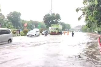 Ilustrasi jalan di Jakarta banjir atau tergenang air. Foto: Joesvicar Iqbal/ipol.id