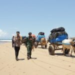 Menggunakan sapi, Dandim 0422/LB, Letkol Inf Rinto Wijaya dan Kapolres Pesisir Barat, AKBP Alsyahendra kawal logistik pemilu ke daerah pedalaman di Kecamatan Bengkunat. Foto: Kodim 0422/LB