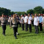 Kapolres Metro Jakarta Timur, Kombes Pol Nicolas Ary Lilipaly saat mengecek persiapan dan pergeseran personel Pengamanan (PAM) Tempat Pemungutan Suara (TPS) Pemilu 2024 di Halaman Museum Purna Bakti Pertiwi Taman Mini Indonesia Indah (TMII), Kec. Cipayung, pada Selasa (13/2). Foto: Ist