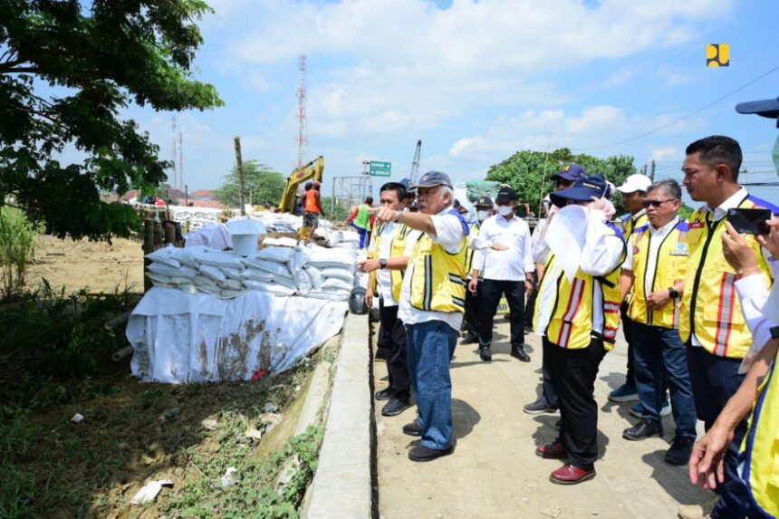 Menteri Pekerjaan Umum dan Perumahan Rakyat (PUPR) Basuki Hadimuljono mengintruksikan agar perbaikan darurat tanggul Sungai Wulan di Kabupaten Demak, Provinsi Jawa Tengah yang jebol akibat hujan lebat pada 3 hingga 5 Februari 2024 lalu dapat selesai dalam tiga hari ke depan. Foto/pupr
