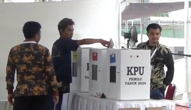 Sejumlah narapidana antusias menyalurkan suaranya pada Pemilihan Umum (Pemilu) 2024 di Lapas Kelas I Cipinang, Jatinegara, Jakarta Timur, Rabu (14/2). Foto: Joesvicar Iqbal/ipol.id