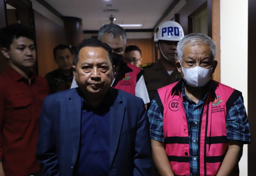 Dua tersangka baru kasus dugaan korupsi dalam tata niaga komoditas timah wilayah Izin Usaha Pertambangan (IUP) PT Timah Tbk tahun 2015-2022. Foto: Yudha Krastawan/ipol.id