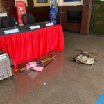 Aparat kepolisian mengamankan barang bukti senjata tajam yang diduga digunakan untuk tawuran di Jakarta. Foto: Dok/ipol.id