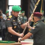 Kepala Staf Angkatan Darat (Kasad) Jenderal TNI Maruli Simanjuntak memimpin Serah Terima Jabatan (Sertijab), sekaligus menerima Laporan Korps Kenaikan Pangkat Perwira Tinggi (Pati) TNI AD, di Aula Jenderal besar AH Nasution, Markas Besar Angkatan Darat (Mabesad), Jakarta, Kamis (22/2/2024). Foto: Dispenad