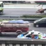 Oknum Polisi mengarahkan pengendara mobil kedalam mobil patwal saat di tol. Foto: IG, @kabarnegri.official (tangkap layar)