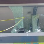 Suasana tempat kejadian perkara (TKP) penembakan kini telah dipasangi garis police line oleh aparat Polres Metro Jakarta Timur di kawasan perkantoran di Jalan Jatinegara Timur, Bali Mester, Jatinegara, Senin (26/2). Foto: Joesvicar Iqbal/ipol.id