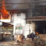 Suasana warga sekitar berupaya memadamkan kios bengkel penjual bensin eceran yang kebakaran di Jalan Kayu Manis 9, Matraman, Jakarta Timur, pada Jumat (9/2) pagi. Foto: Joesvicar Iqbal/ipol.id