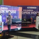 Direktur Polimedia, Tipri Rose Kartika saat memberi kenang-kenangan kepada Direktur Musik, Film, dan Animasi, Kemenparekraf, Mohammad Amin. Foto: ipol.id/tim