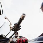 Ilustrasi - Pengendara motor sport mengenakan helm sebagai kelengkapan dalam berkendara di jalan. Foto: Freepik