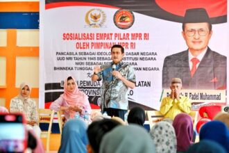 Ratusan warga Desa Longalo, Kecamatan Bulango Utara, Kabupaten Bone Bolango, Gorontalo mengikuti Sosialisasi Pancasila, UUD NRI Tahun 1945, NKRI, dan Bhinneka Tunggal Ika atau Empat Pilar MPR bersama Wakil Ketua MPR Prof Dr Ir H Fadel Muhammad. Foto: Ist