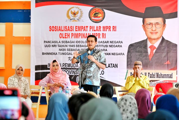 Ratusan warga Desa Longalo, Kecamatan Bulango Utara, Kabupaten Bone Bolango, Gorontalo mengikuti Sosialisasi Pancasila, UUD NRI Tahun 1945, NKRI, dan Bhinneka Tunggal Ika atau Empat Pilar MPR bersama Wakil Ketua MPR Prof Dr Ir H Fadel Muhammad. Foto: Ist