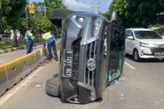Penampakan satu unit mobil Toyota Fortuner warna hitam berpelat B 1257 KCT yang mengalami kecelakaan lalu lintas di Jalan Pemuda, Pulogadung, Jakarta Timur, Selasa (20/2) siang. Foto: Joesvicar Iqbal/ipol.id