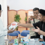 Ketua Umum Pimpinan Pusat Muhammadiyah Haedar Nashir bersama keluarga pada Rabu (14/2) menggunakan hak pilihnya sebagai warga negara Indonesia bertempat di TPS 12 Jalan Sunan Kudus, Kampung Rukeman, Peleman.