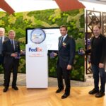 Ki ke Ka: Mr. Png Cheong Boon, Ketua, Dewan Pembangunan Ekonomi (EDB), Mr. Richard W. Smith, Presiden dan CEO, Maskapai Penerbangan dan Internasional, FedEx, Vivian Balakrishnan, Menteri Luar Negeri Singapura, Mr. Raj Subramaniam, Presiden dan CEO, FedEx Corporation, Mr. Jonathan Kaplan, Duta Besar AS untuk Singapura, Ms. Kawal Preet, Presiden, Kawasan Asia Pasifik, Timur Tengah, dan Afrika, FedEx Express. Foto: Dok FedEx