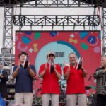 Shinji Teraoka Presiden Direktur, PT Sharp Electronics Indonesia melakukan penanaman pohon di acara Sharp factory 10th year anniversary carnival. Foto: Ist