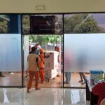 Sejumlah petugas PPSU di Kecamatan Pulogadung, Jakarta Timur, ikut mengawal kotak suara di Gelanggang Remaja Rawamangun, Minggu (18/2). Foto: Joesvicar Iqbal/ipol.id